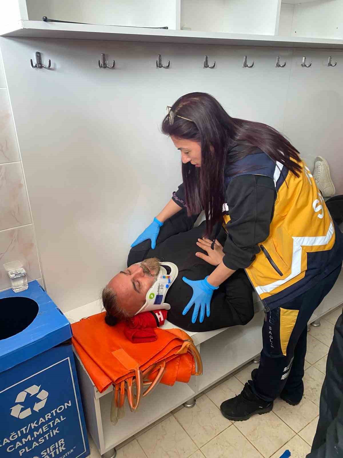 Ma&ccedil; &ouml;ncesi ortalık karıştı: Futbolcular kramponlarla darbedildi
