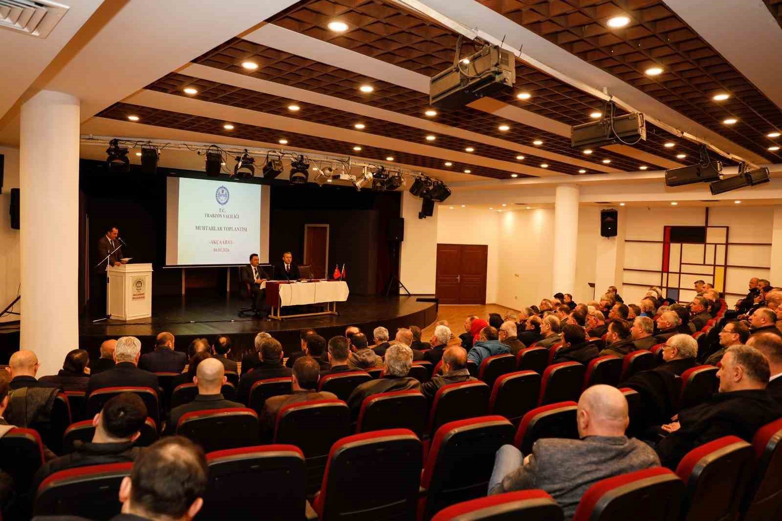 Vali Şahin Ak&ccedil;aabat&rsquo;ta muhtarlarla buluştu
