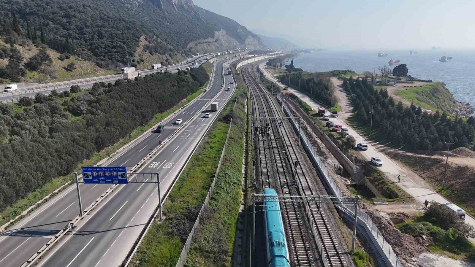 Kocaeli&rsquo;de y&uuml;ksek hızlı trenin &ccedil;arptığı kişi hayatını yitirdi
