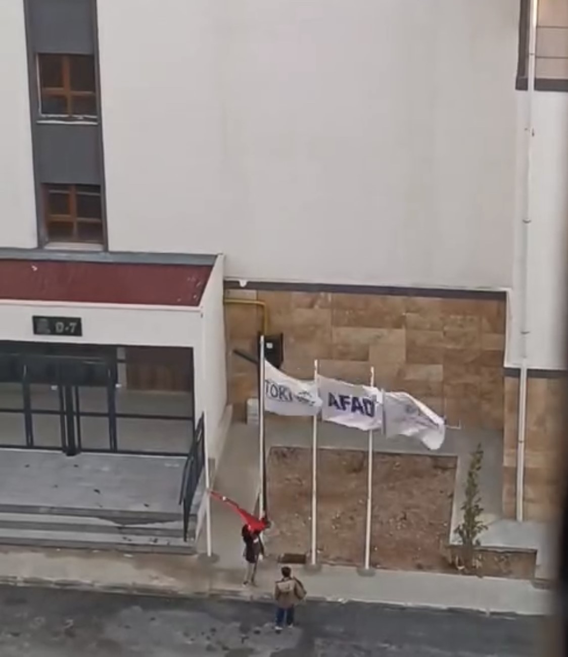 Elazığ’da iki küçük kalpten Türk bayrağına büyük vefa