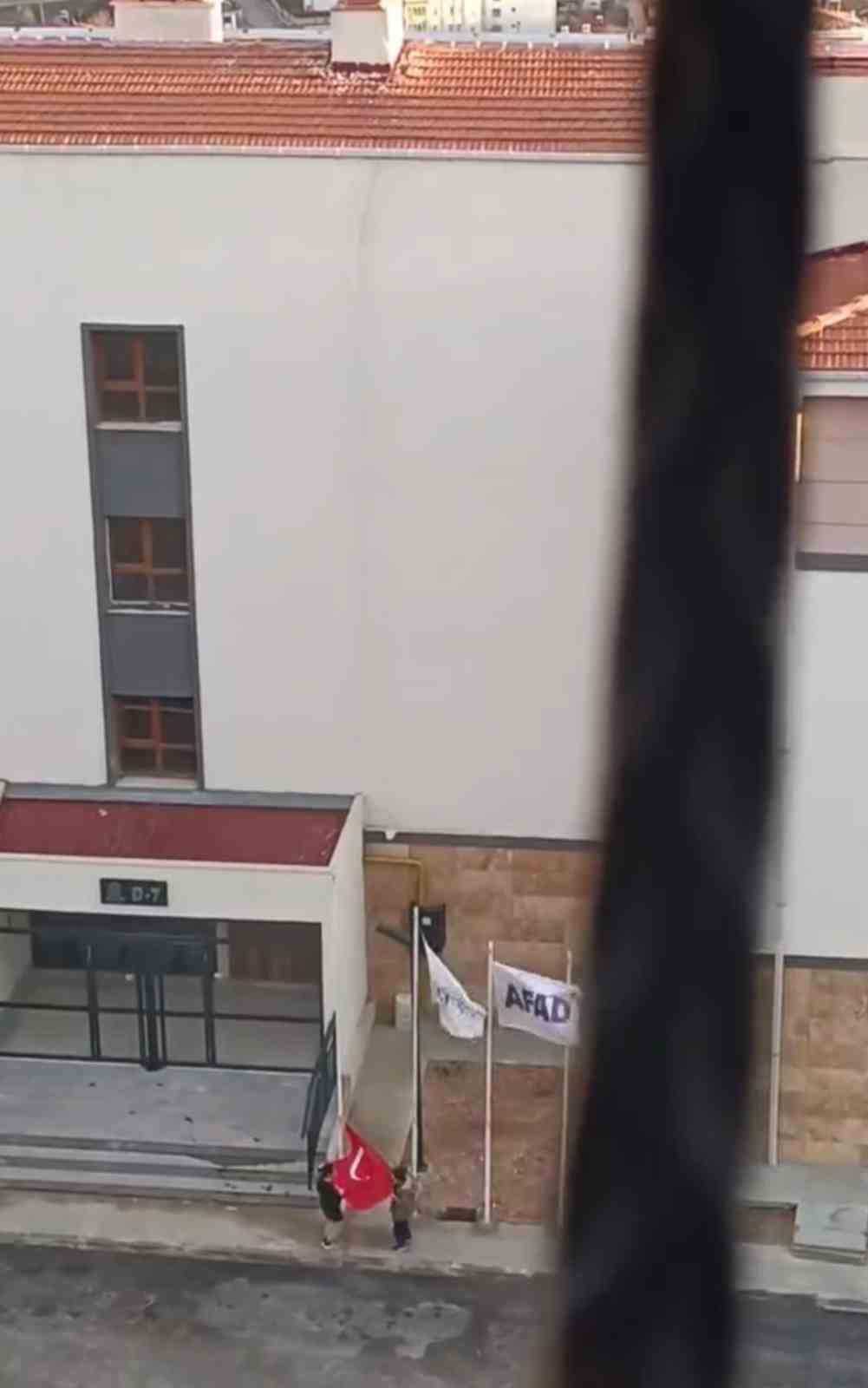 Elazığ&rsquo;da iki k&uuml;&ccedil;&uuml;k kalpten T&uuml;rk bayrağına b&uuml;y&uuml;k vefa
