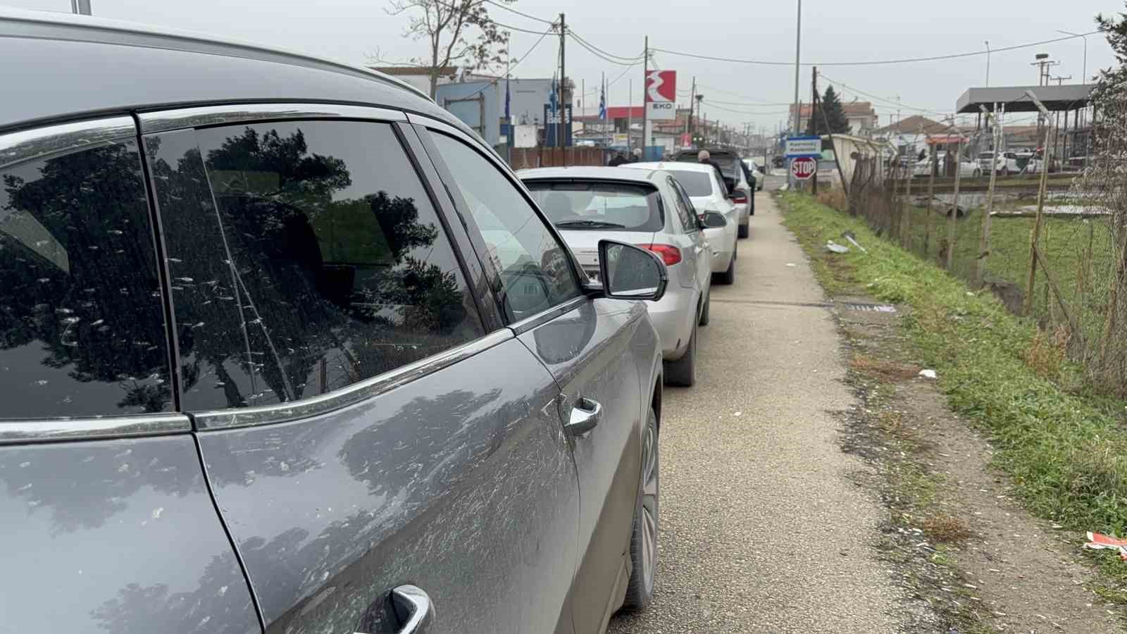 T&uuml;rkler Yunan sınırında zaman zaman yoğunluk oluşturuyor
