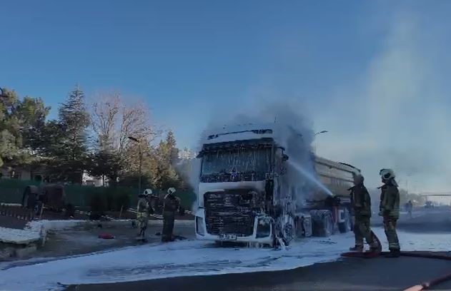 Ankara&rsquo;da seyir halindeki hafriyat kamyonu yandı
