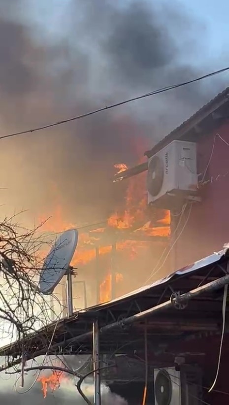 Antalya&rsquo;da yaşlı &ccedil;iftin evi alevlere teslim oldu
