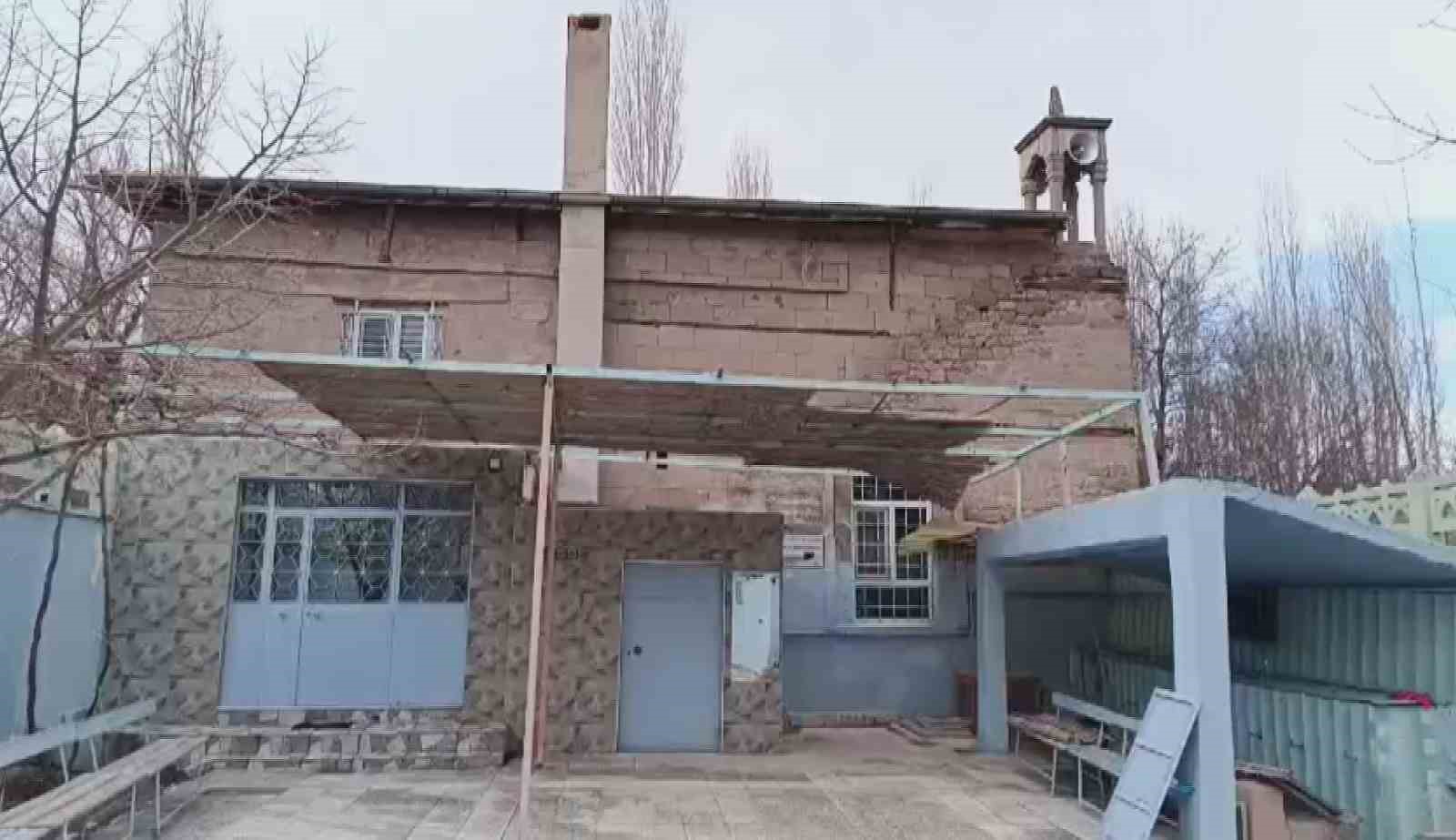 Minaresiz cami g&ouml;renleri şaşırtıyor
