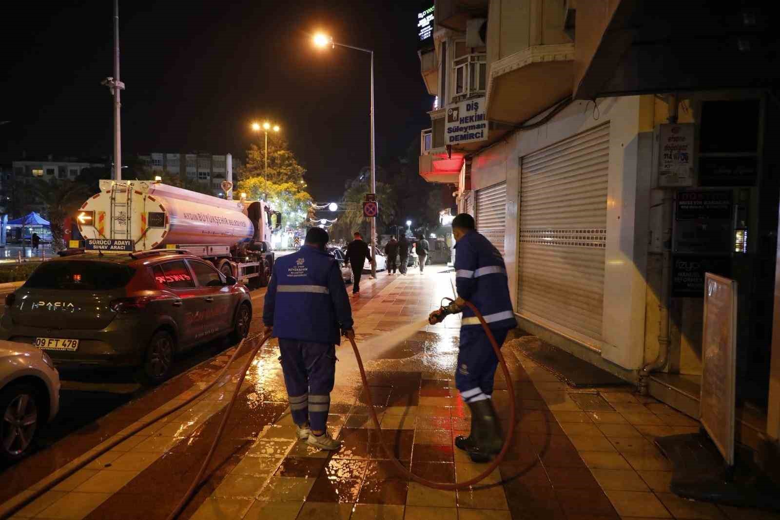 B&uuml;y&uuml;kşehir ekipleri gece boyunca temizlik &ccedil;alışması ger&ccedil;ekleştirdi
