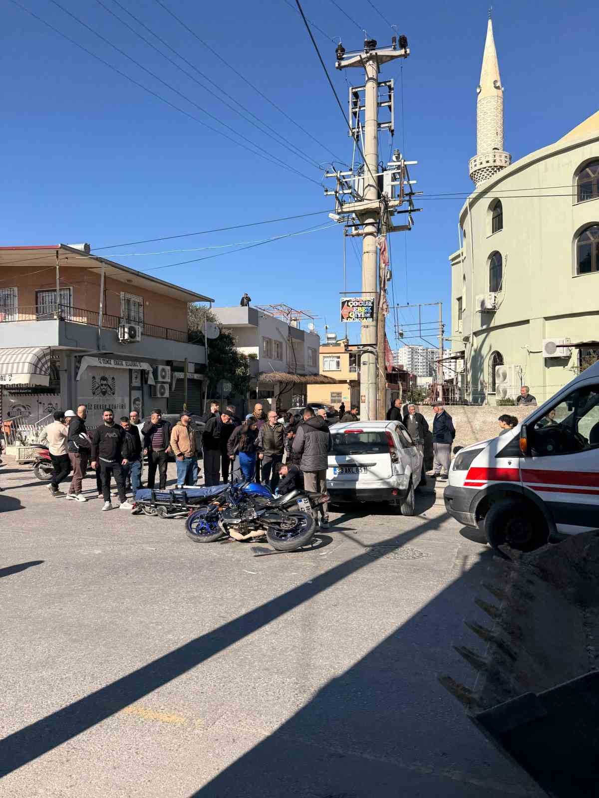 Tarsus’ta otomobil ile motosiklet çarpıştı: 2 yaralı