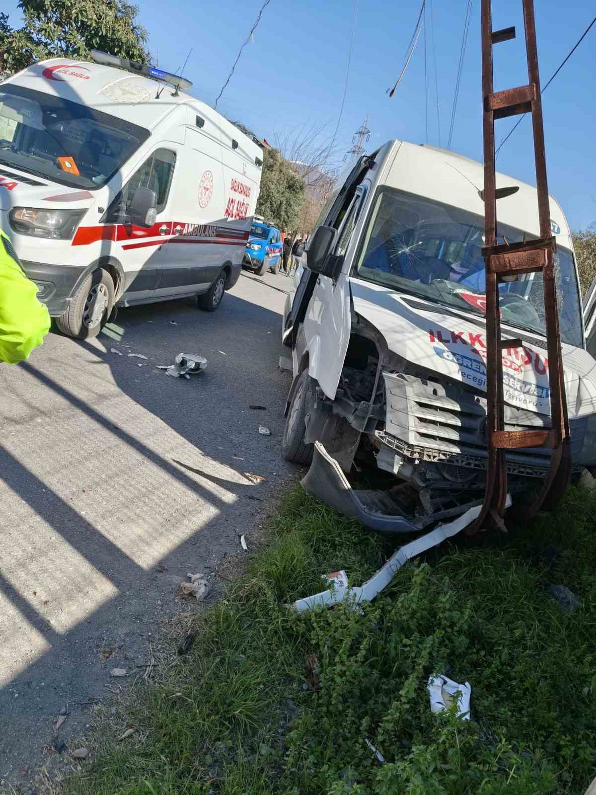 D&ouml;rtyol&rsquo;da &ouml;ğrenci servisi elektrik direğine &ccedil;arptı: 4 yaralı
