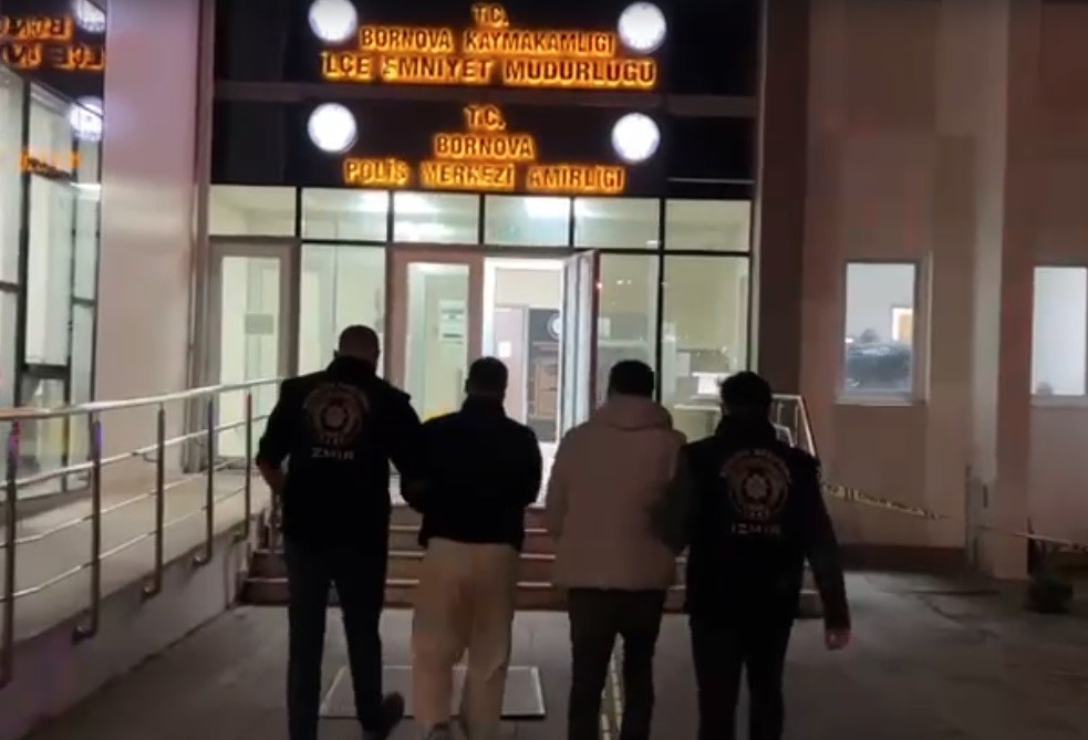 Kapıyı ’polisiz’ diyerek açtırdılar, silahla vurup 550 bin lira parayı çaldılar