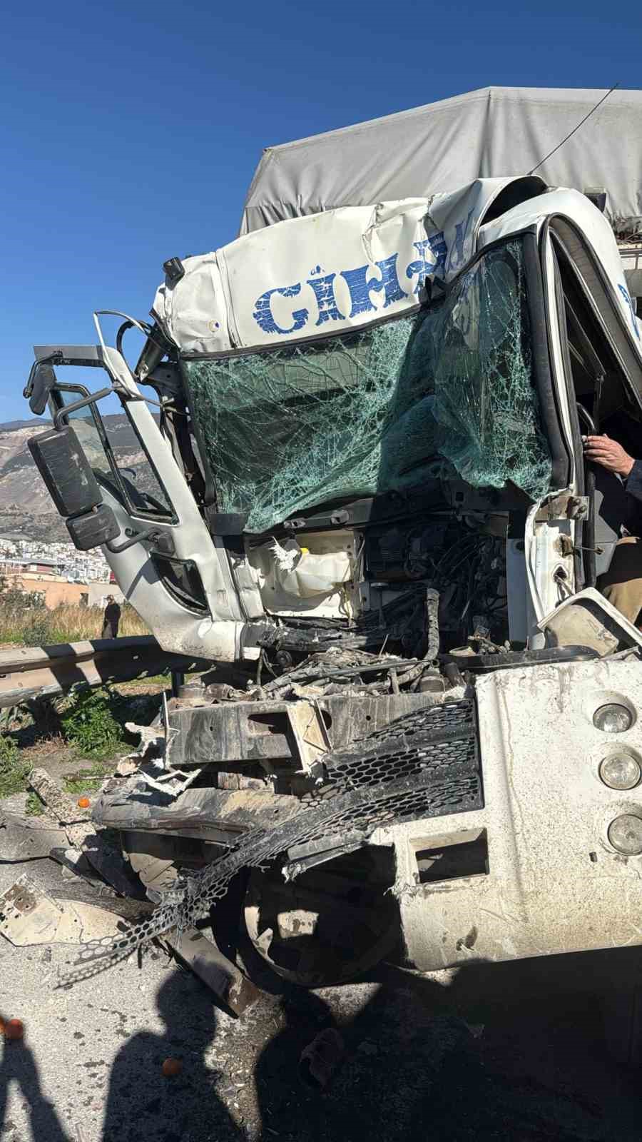 Hatay&rsquo;da aynı istikametteki kamyonlar &ccedil;arpıştı: 1 &ouml;l&uuml;
