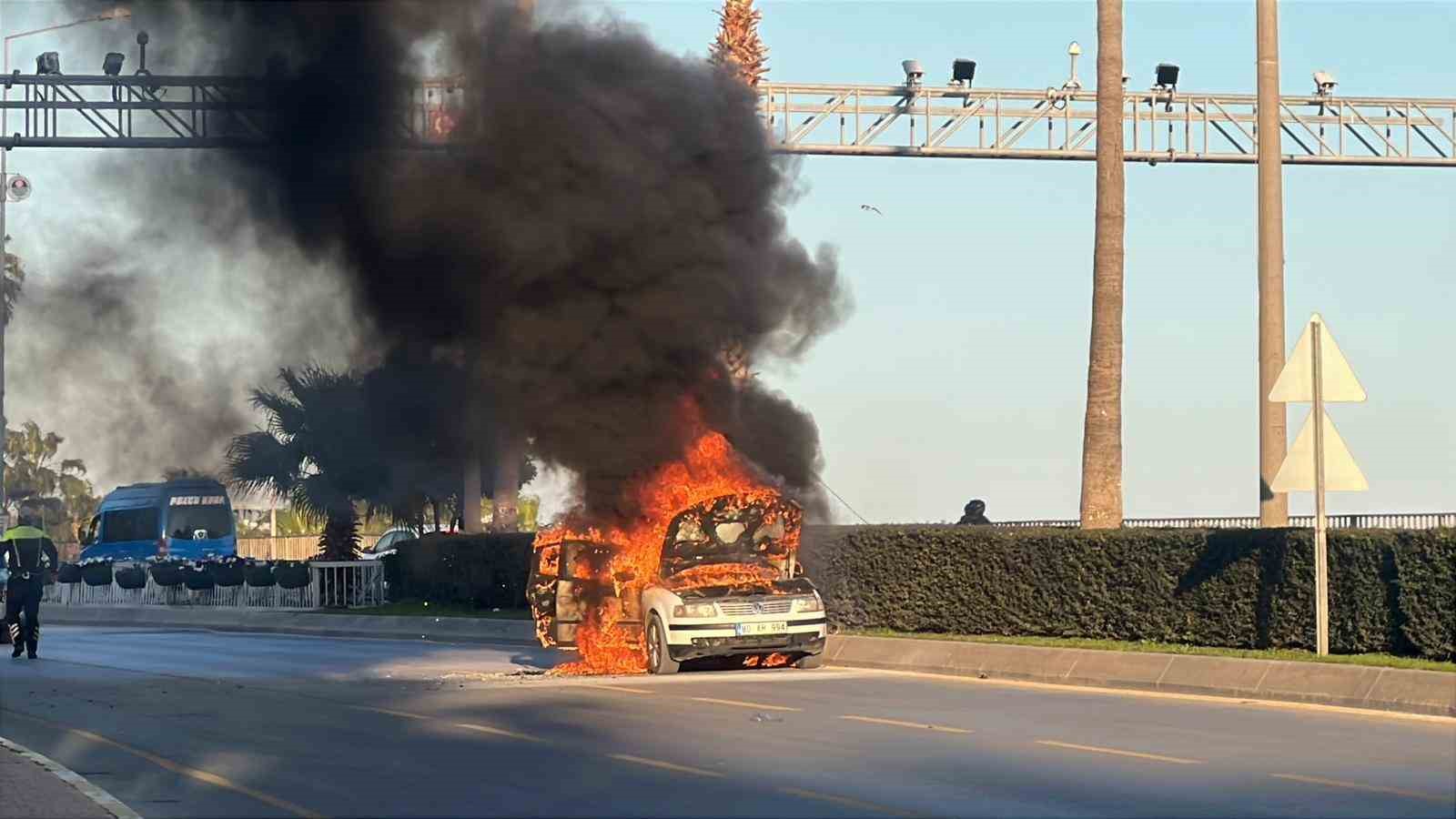 Seyir halindeki otomobil alev alev yand�: 2 ki�i son anda kurtuldu
