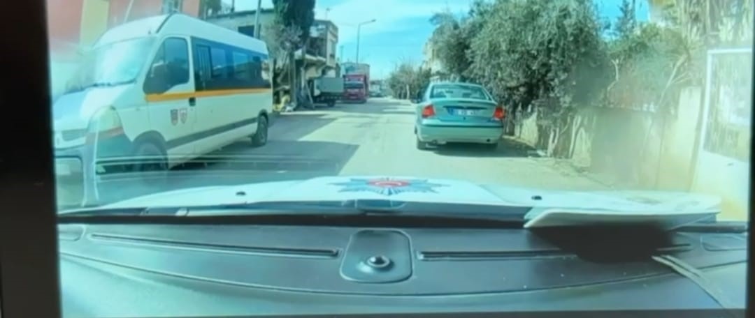 Aranan firari motosiklet s&uuml;rerken polise yakalandı

