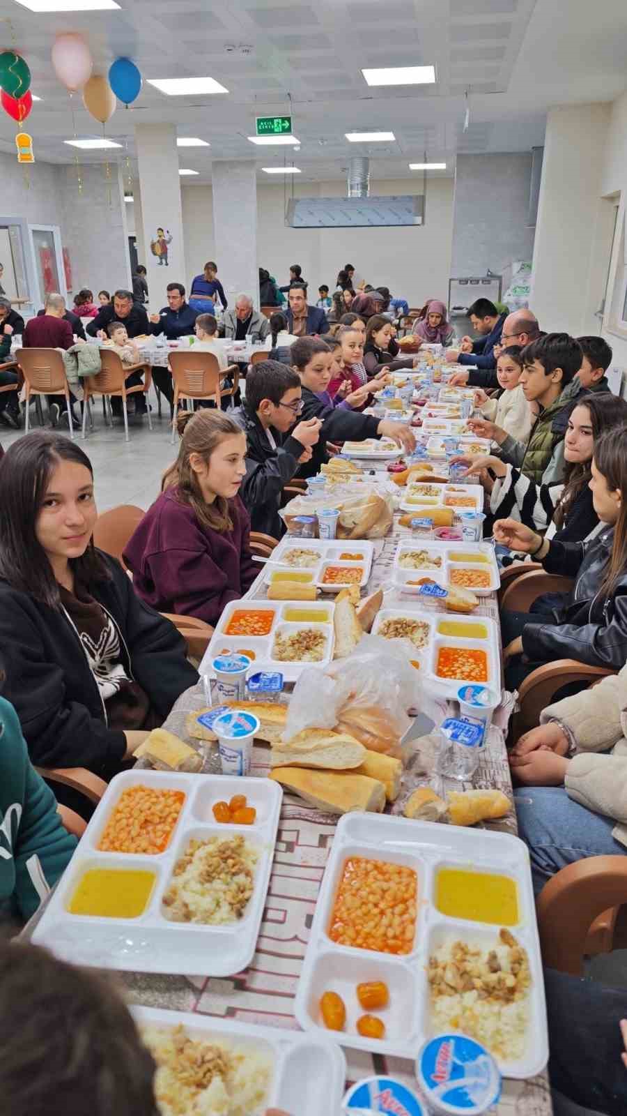 Kaymakam Dalak, miniklerle aynı sofrada oru&ccedil; a&ccedil;tı
