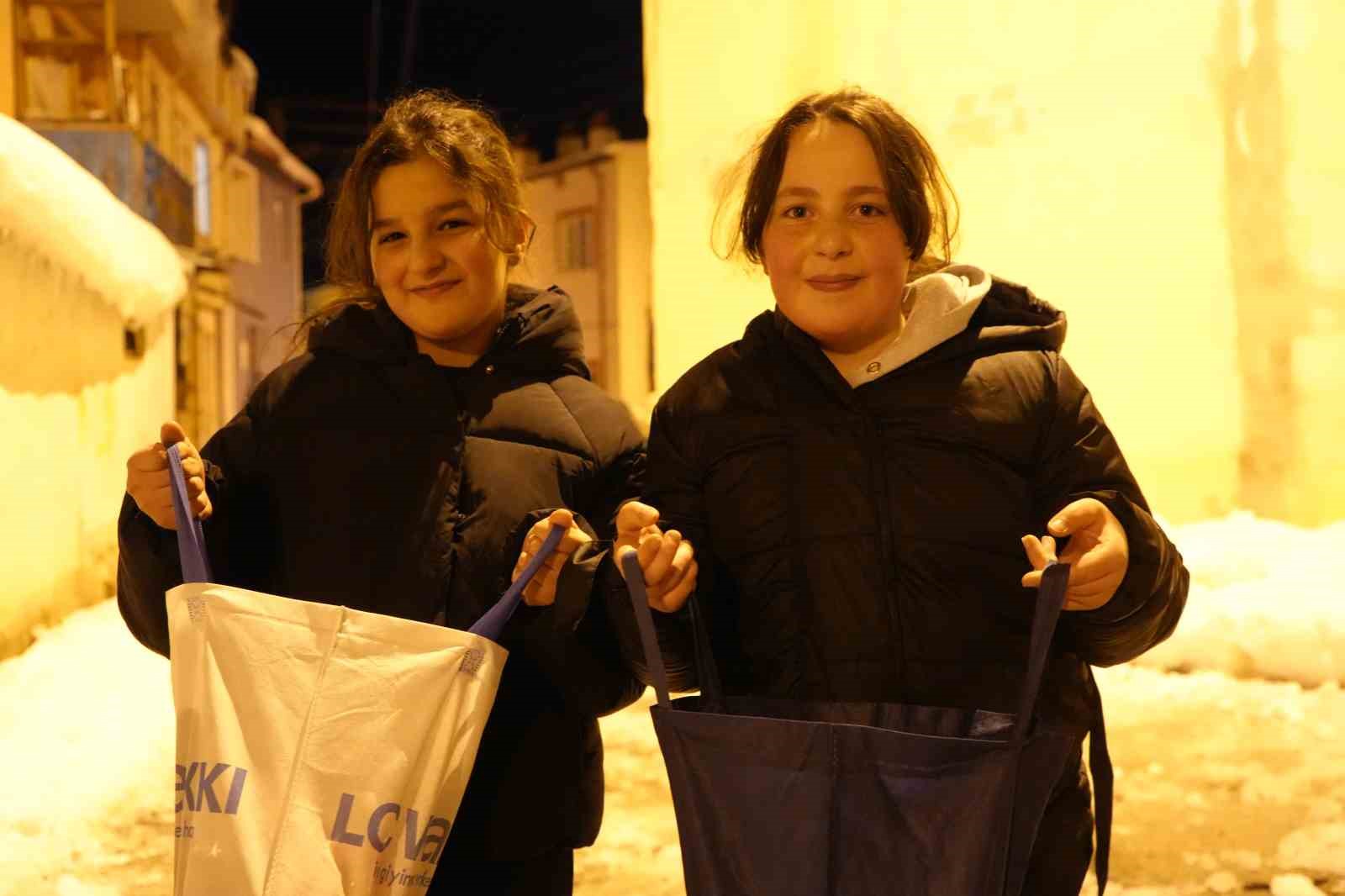 Bayburt&rsquo;ta on beşi coşkusu: Asırlık gelenek ile &ccedil;ocuklar sokakları şenlendirdi
