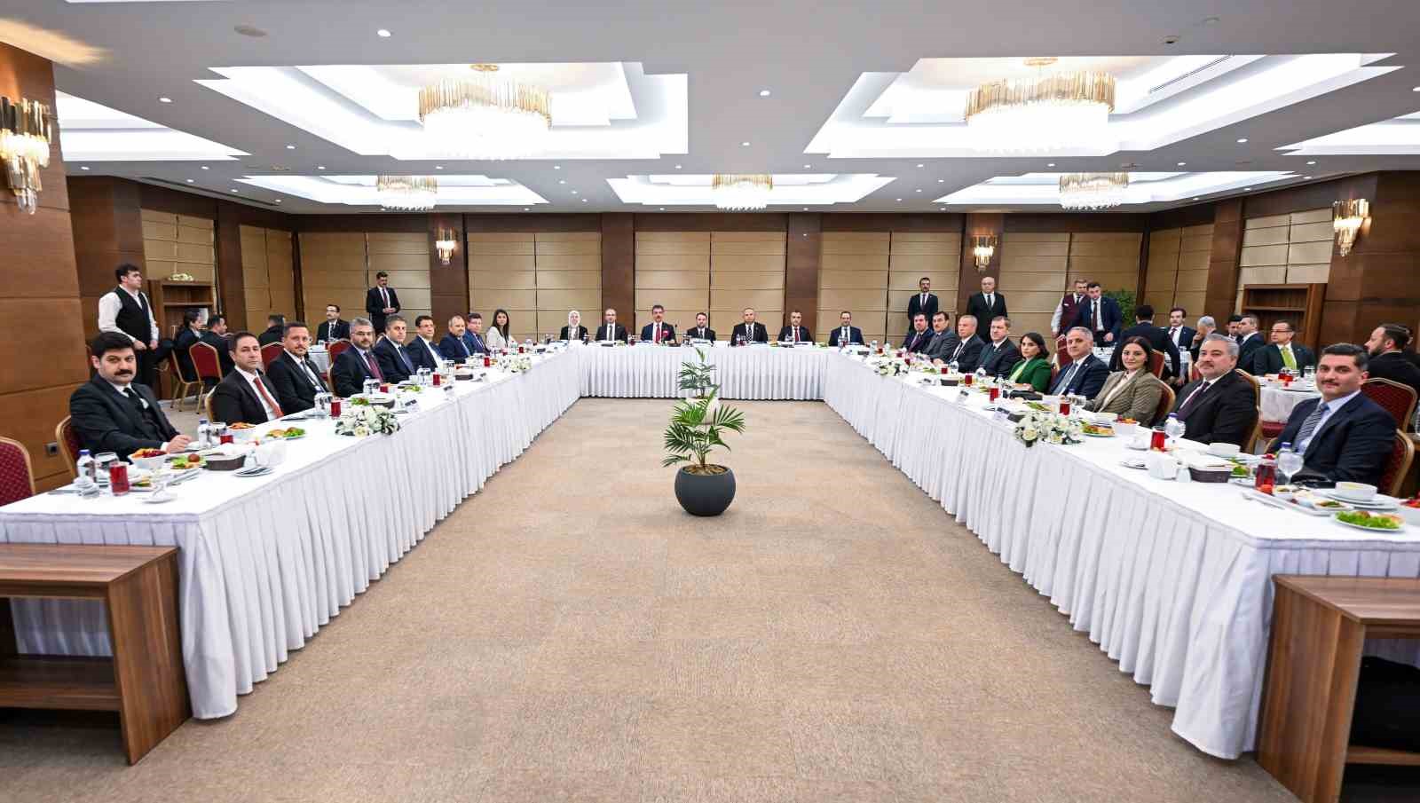 Bakan G&uuml;rlek: "İzmir, Ankara ve İstanbul&rsquo;da bir irtibat b&uuml;rosu kuracağız"
