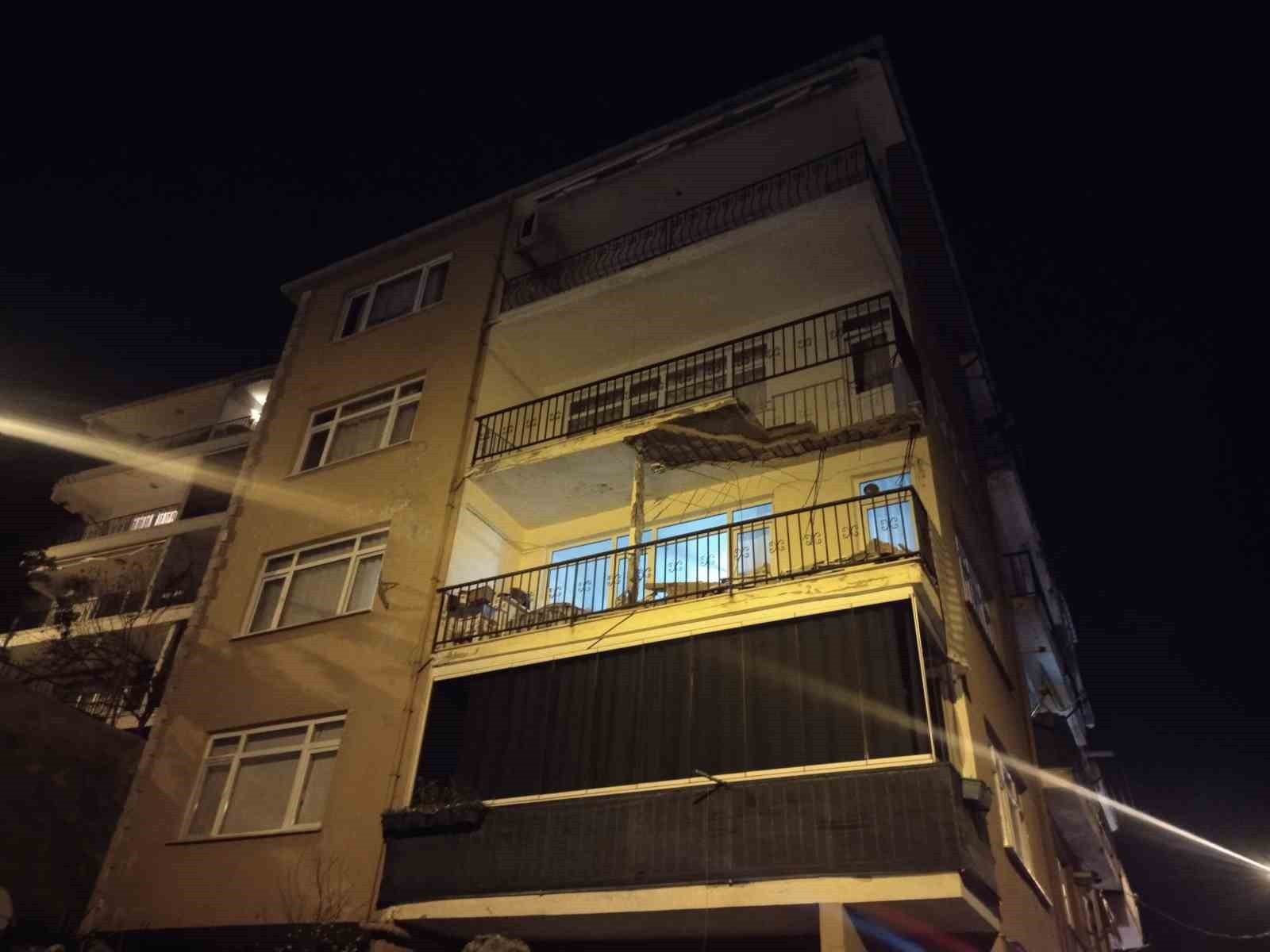 &Uuml;sk&uuml;dar&rsquo;da binanın balkonunda kısmi &ccedil;&ouml;kme meydana geldi
