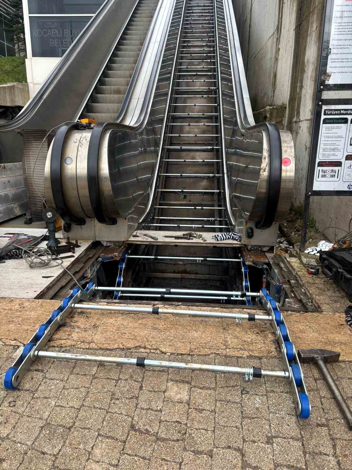 Y&uuml;r&uuml;yen merdiven ve asans&ouml;rlerde periyodik bakım s&uuml;r&uuml;yor
