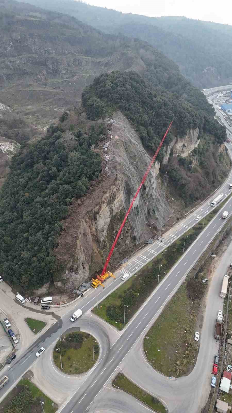 &Ouml;r&uuml;mcek adamlar yama&ccedil;ları &ccedil;elik ağlarla &ouml;r&uuml;yor
