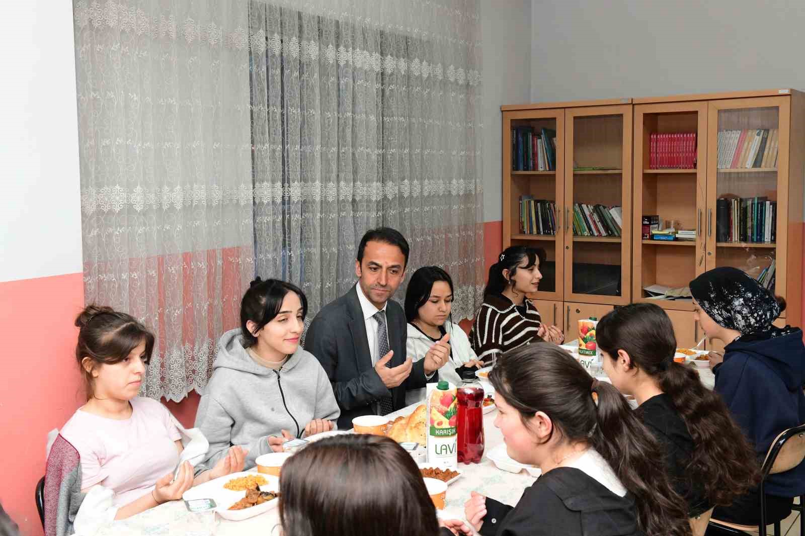 &Ccedil;atak&rsquo;ta &ouml;ğrencilerle iftar programı d&uuml;zenlendi
