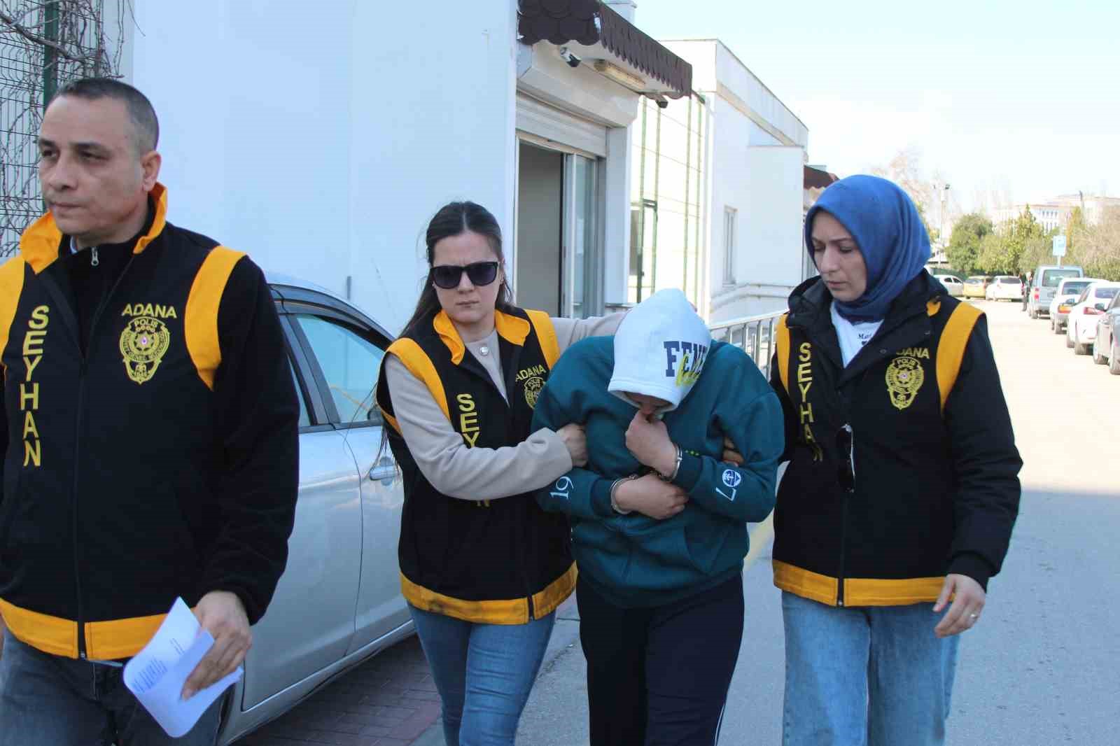 Karı-koca tartışmasında kadın kocasını bı&ccedil;akladı
