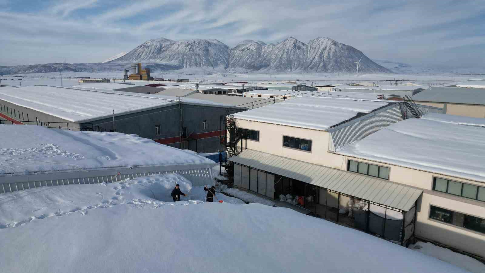 Bitlis&rsquo;te tekstilciler kar y&uuml;z&uuml;nden g&uuml;neş panellerini kullanamıyor
