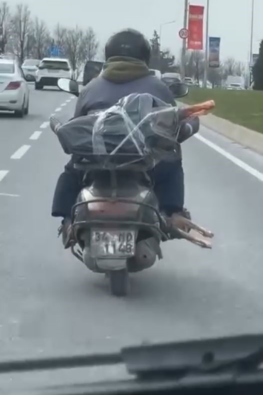 Motorcu ayağının altında et taşıdı
