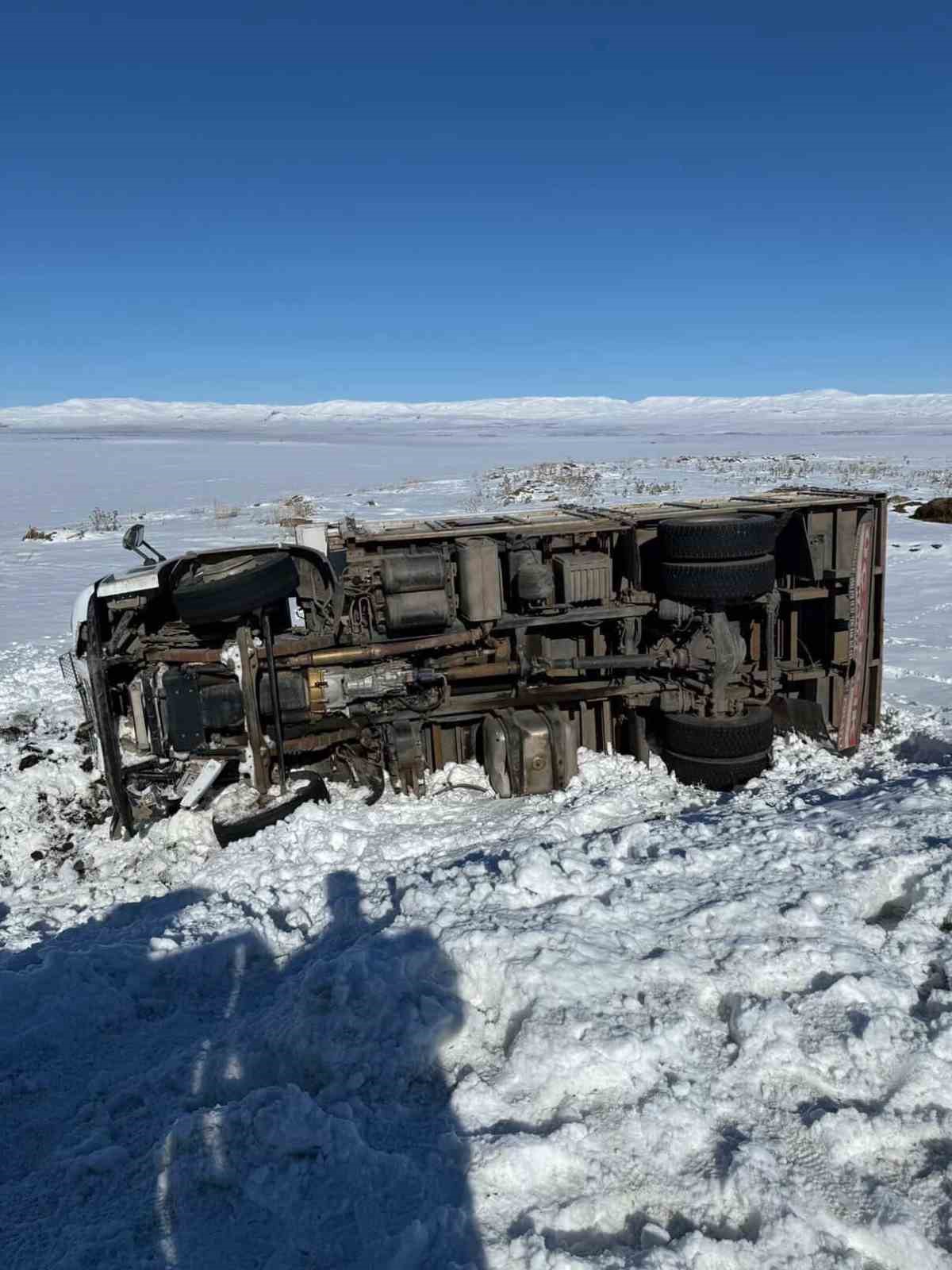 Kars&rsquo;ta kamyon şarampole devrildi: 1 yaralı
