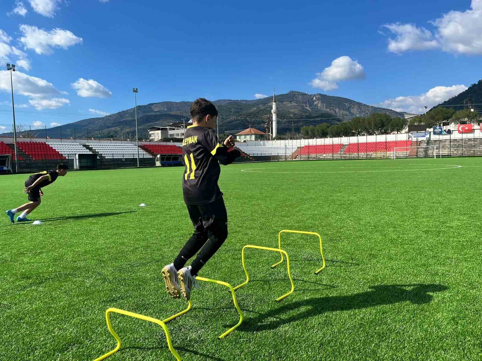 GSB Spor Okulları gen&ccedil;lere sporu sevdirmeye devam ediyor
