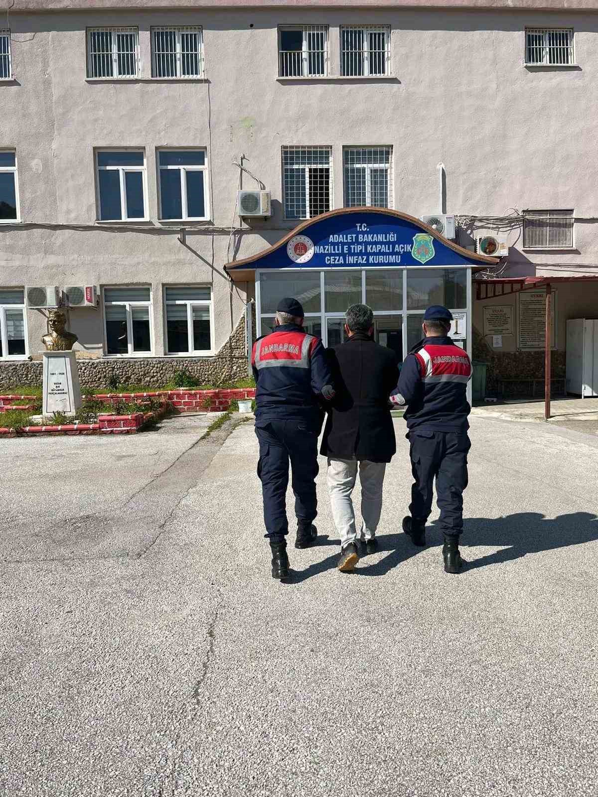 &Ccedil;eşitli su&ccedil;lardan aranan 3 kişi, jandarmadan ka&ccedil;amadı
