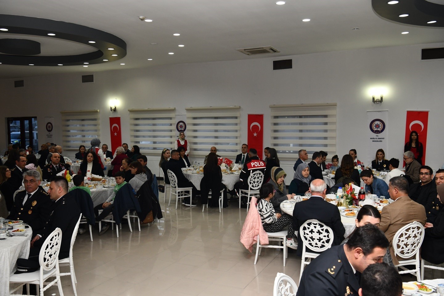 Vali Akbıyık, şehit aileleri, gaziler ile iftar sofrasında buluştu
