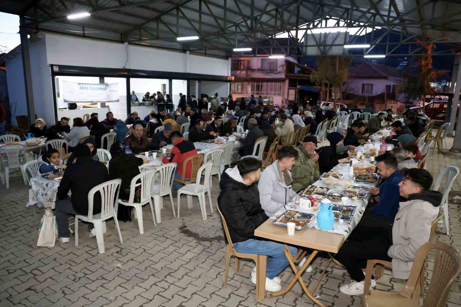 &Ccedil;ameli Belediyesi g&ouml;n&uuml;lleri iftar sofrasında buluşturmaya devam ediyor
