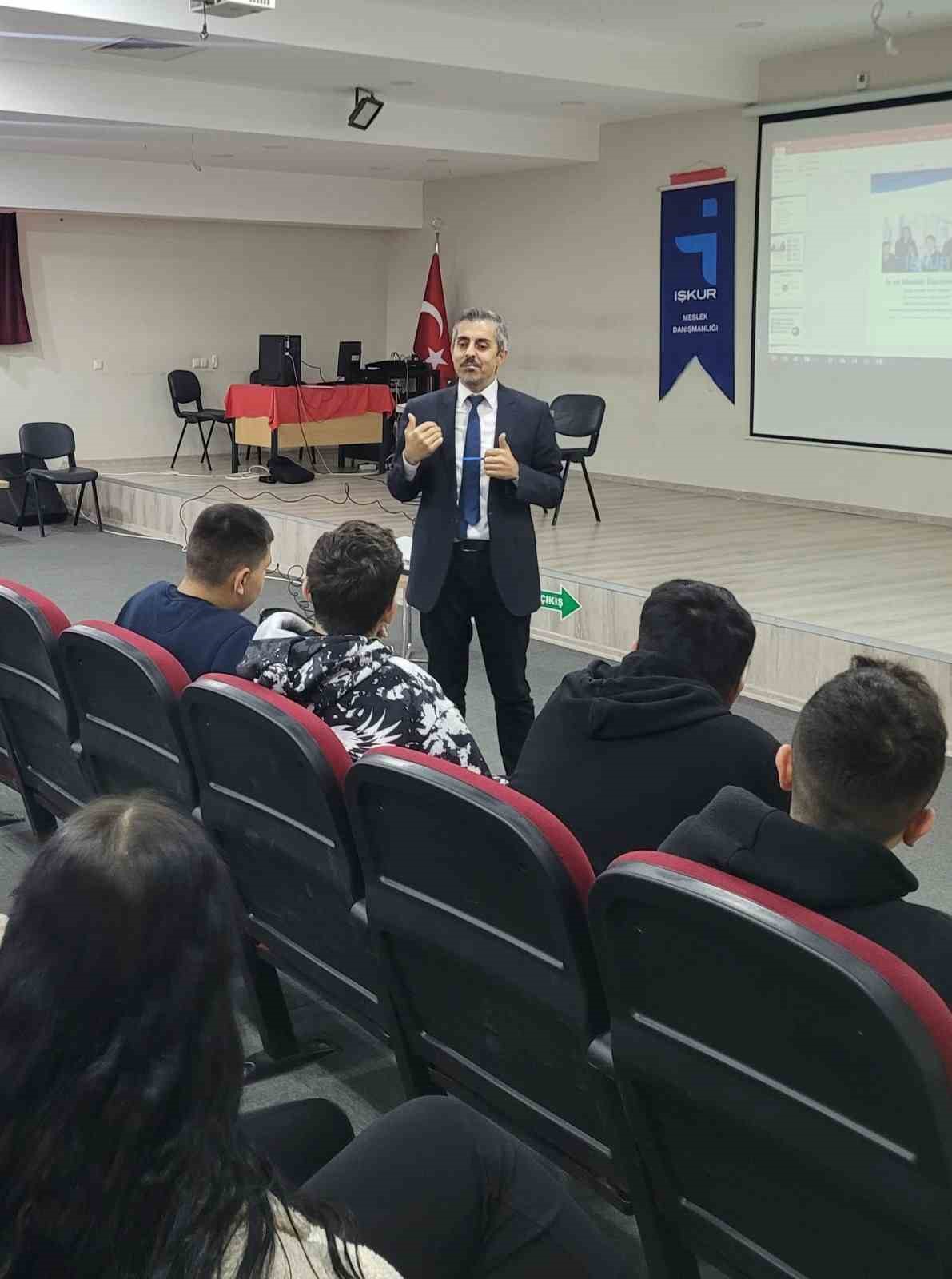 Liseli gen&ccedil;lere kariyer desteği
