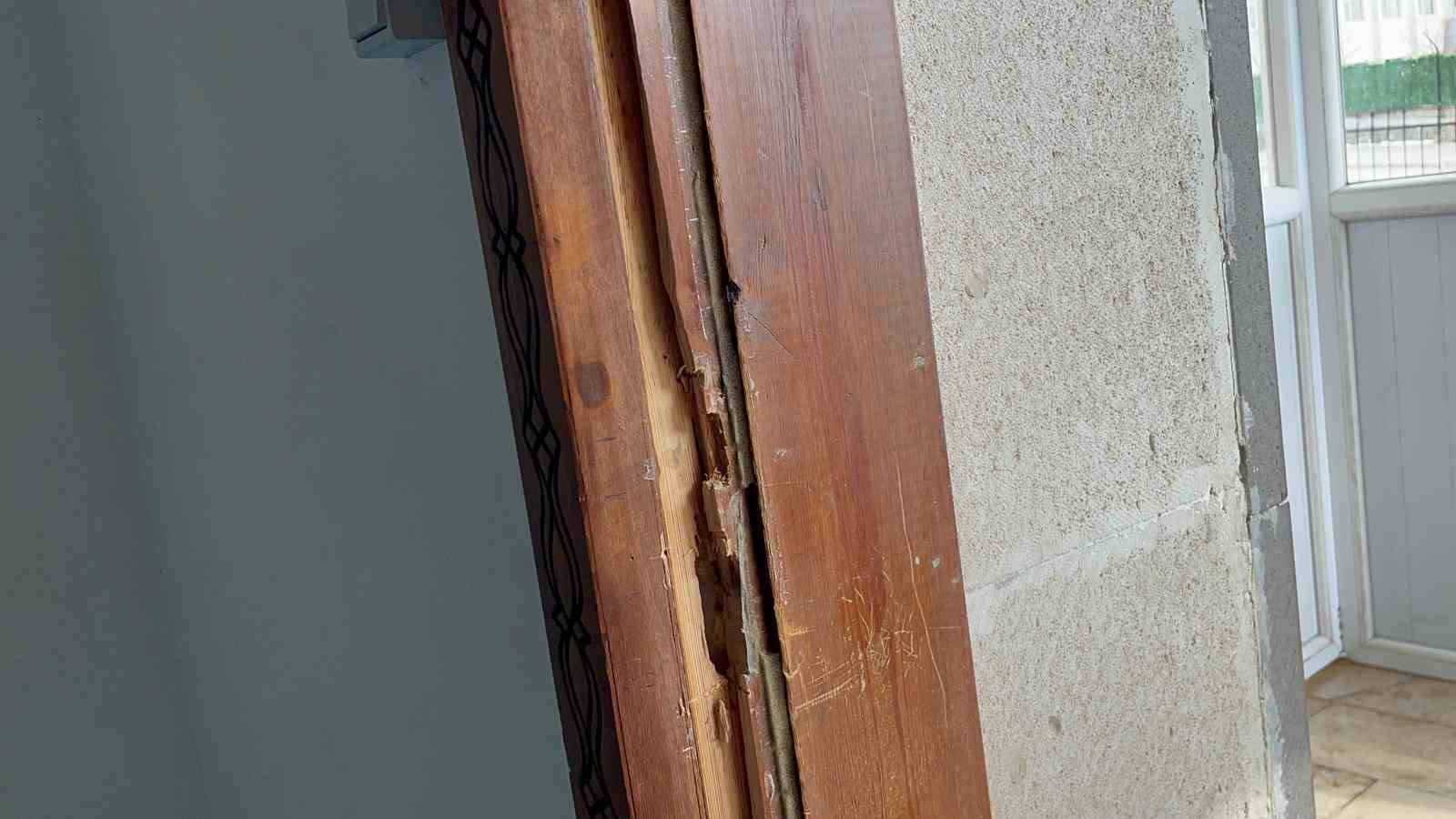 Adilcevaz’da camiye çirkin saldırı: Halılar üzerinde sigara izmaritleri söndürüldü