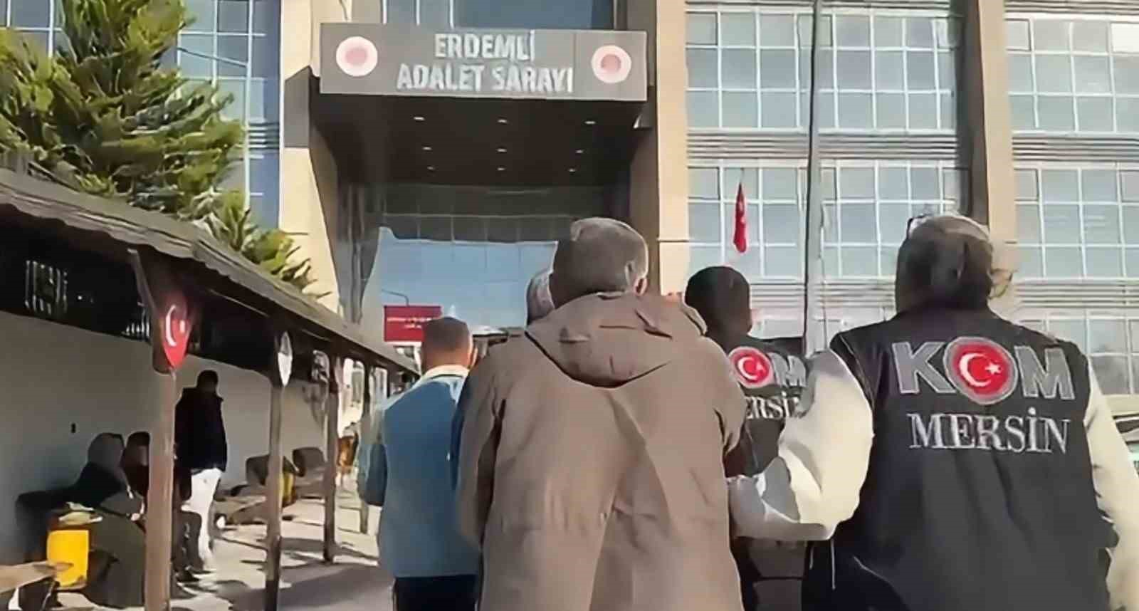 Mersin&rsquo;de yurt dışına ka&ccedil;ırılmak istenilen binlerce tarihi eser ele ge&ccedil;irildi
