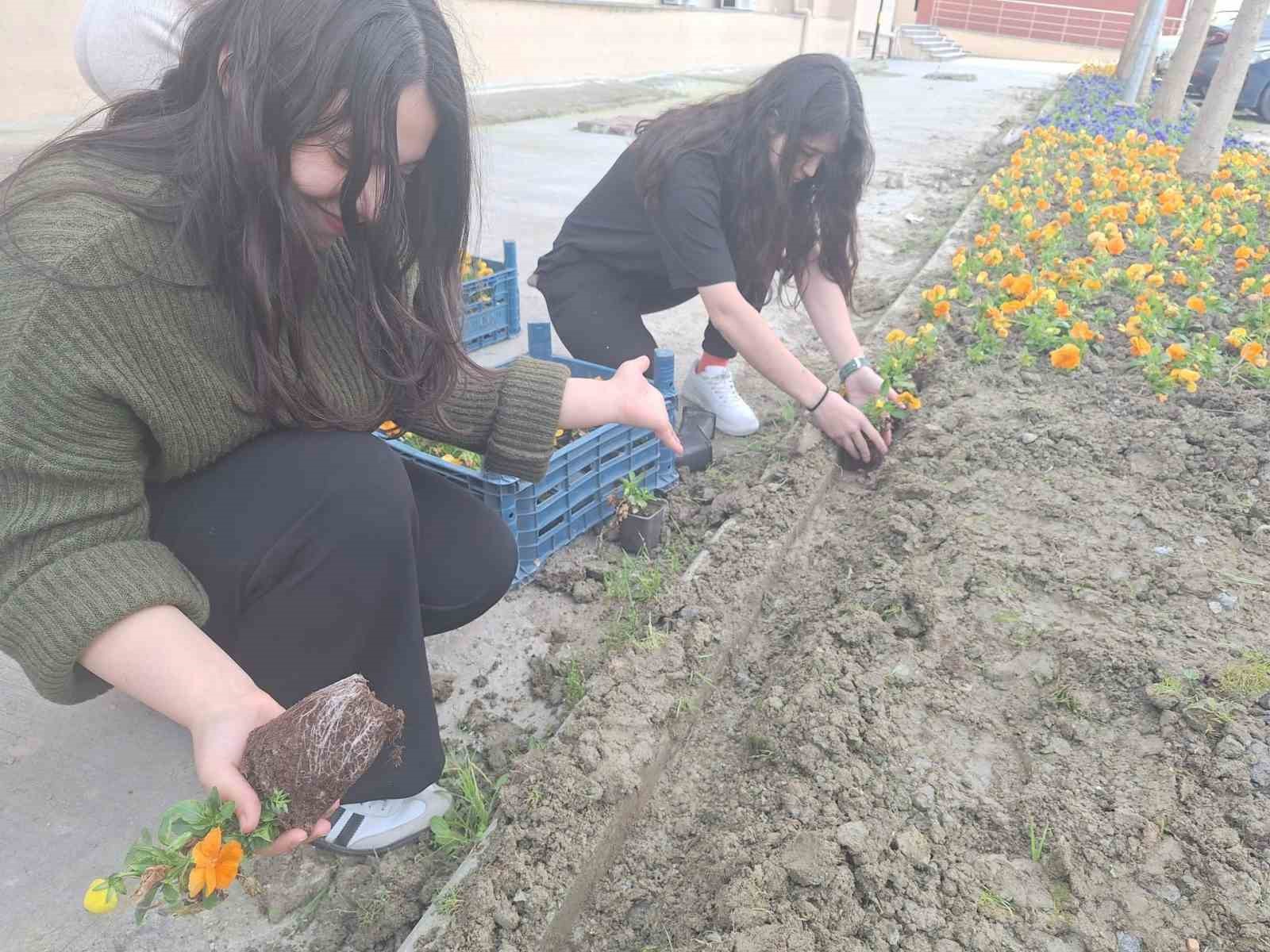Yurt bahçesi gönüllü öğrencilerle bahara hazırlandı