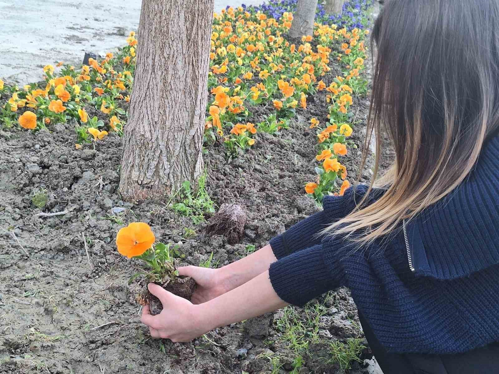 Yurt bah&ccedil;esi g&ouml;n&uuml;ll&uuml; &ouml;ğrencilerle bahara hazırlandı
