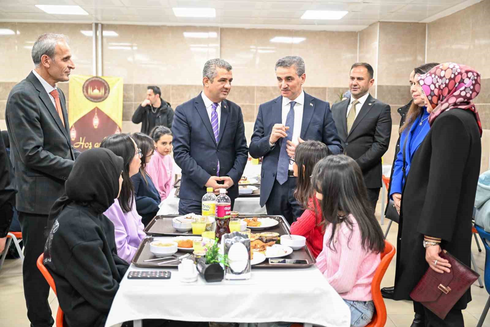 Vali Baruş &ouml;ğrencilerle iftar yaptı
