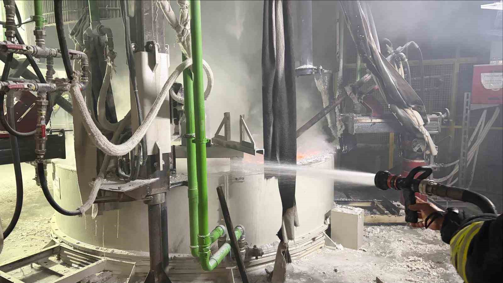 Bilecik&rsquo;te fabrikada patlama: 1&rsquo;i ağır 2 iş&ccedil;i yaralandı
