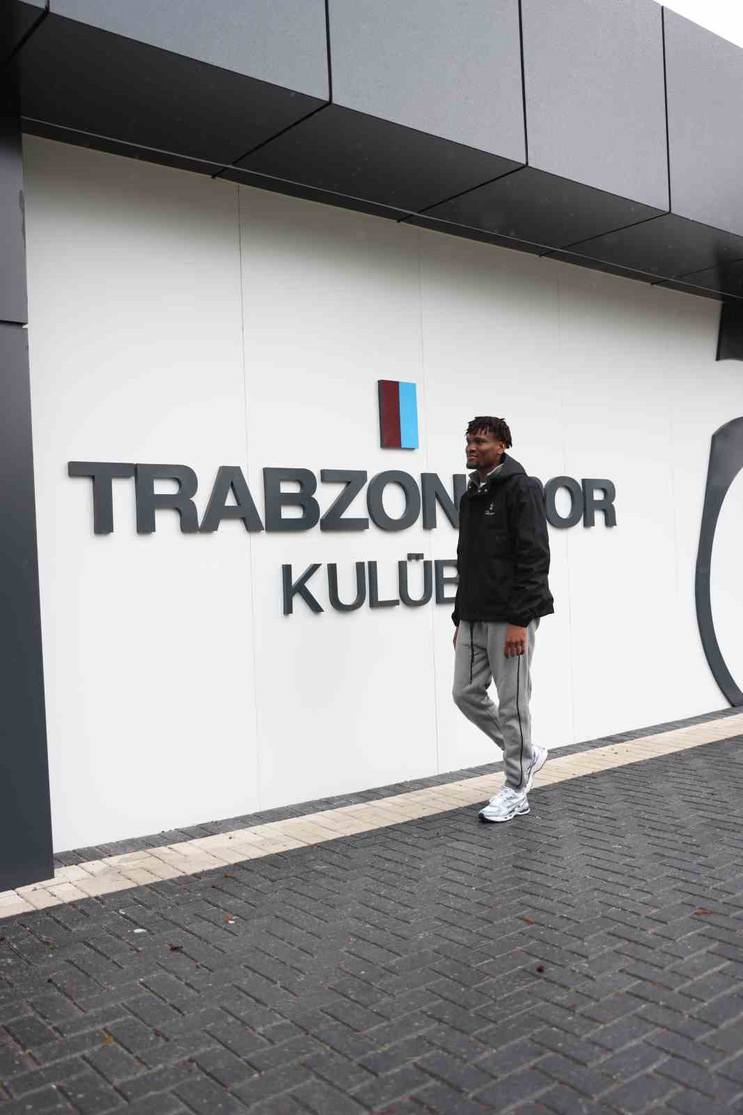 Chibuike Nwaiwu: "Taraftarın g&ouml;nl&uuml;nde yer edinmiş oyuncu olarak hatırlanmak isterim"
