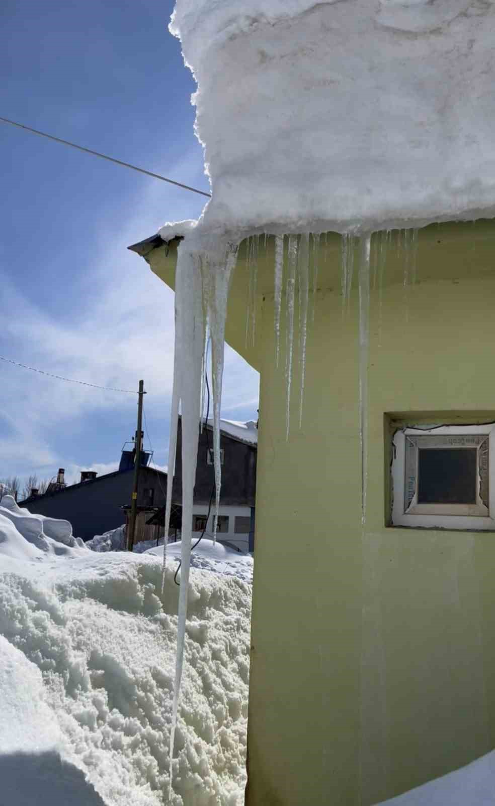 Ovacık&rsquo;ta kar kalınlığı 2 metreyi buldu, evler kardan kayboldu
