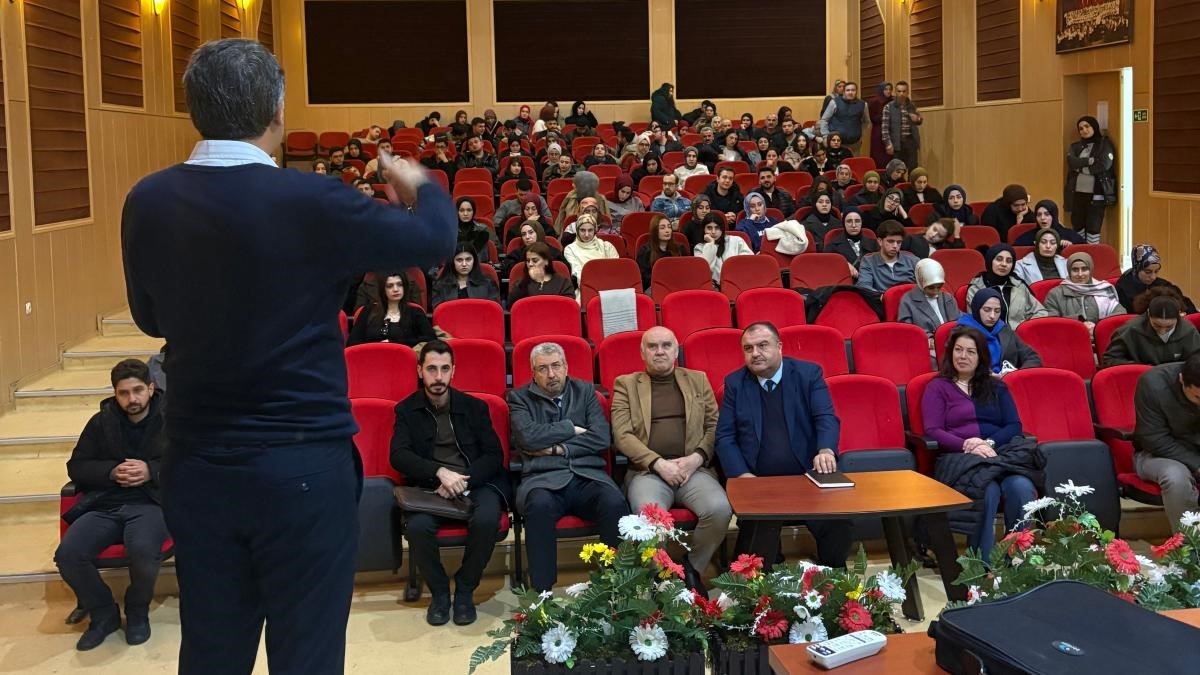İn&ouml;n&uuml; &Uuml;niversitesi&rsquo;nde &ouml;ğrencilere "Atık Y&ouml;netimi" farkındalık konferansı
