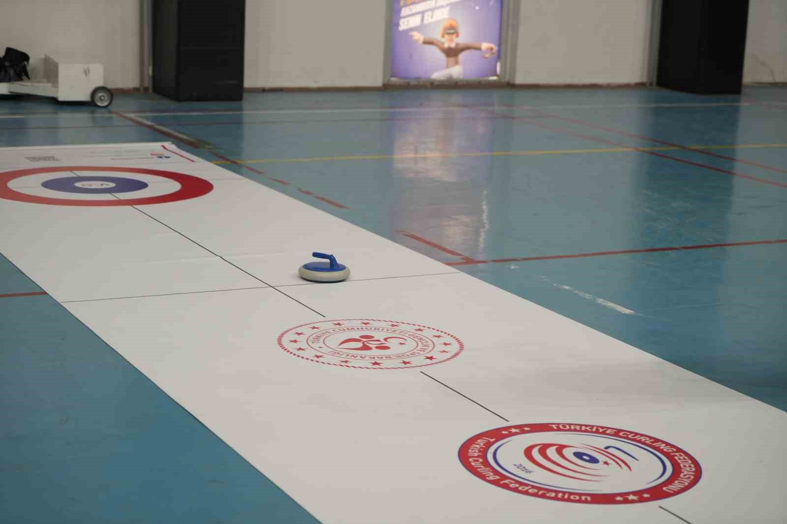 Iğdır&rsquo;da &ouml;ğrenciler floor curling ile tanışıyor

