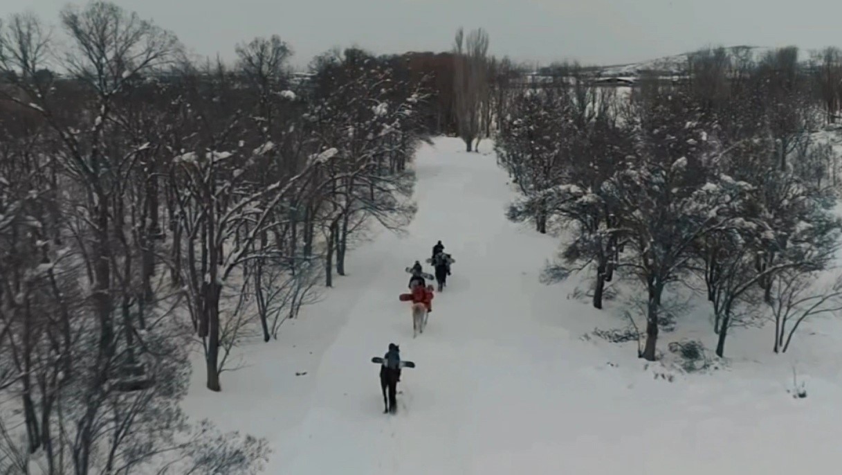 Erzincan&rsquo;da sınırları zorlayan kış macerası: Atlı snowboard safarisi
