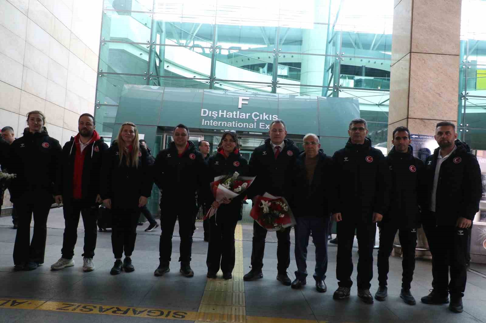 Havalı Silahlar Avrupa Şampiyonası&rsquo;nı 7 madalyayla tamamlayan milli sporcular yurda d&ouml;nd&uuml;
