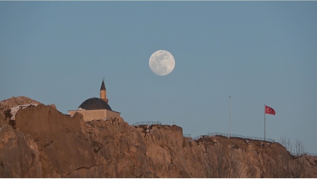 Van&rsquo;da g&ouml;ky&uuml;z&uuml; n&ouml;bet değişimi: G&uuml;neş &ccedil;ekildi, ay sahneye &ccedil;ıktı
