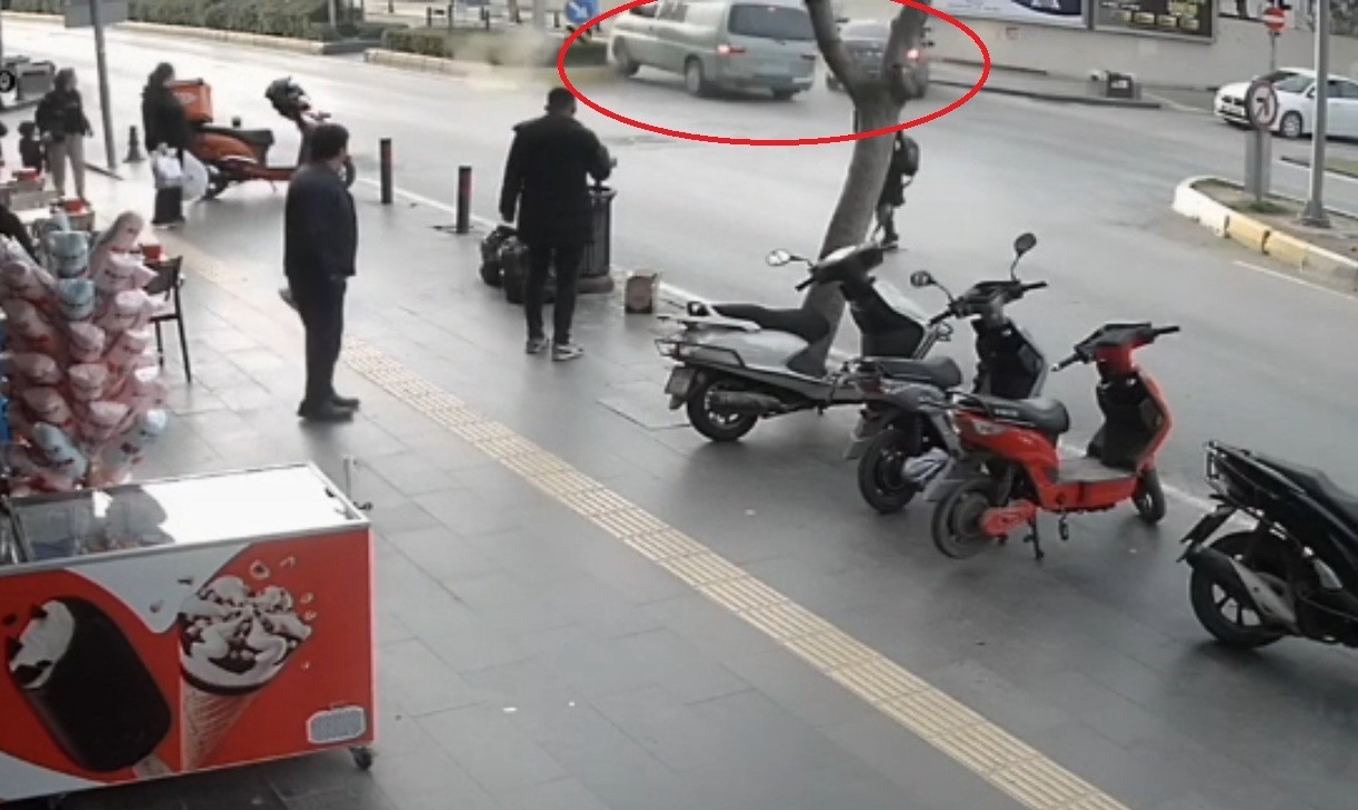 Kırmızı ışıkta ge&ccedil;en kamyonet ile otomobilin &ccedil;arpışma anı kamerada: 1 yaralı
