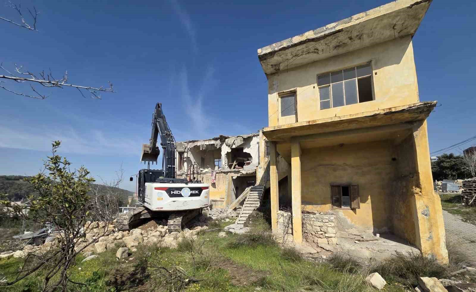 Akdeniz&rsquo;de metruk binalar bir bir yıkılıyor
