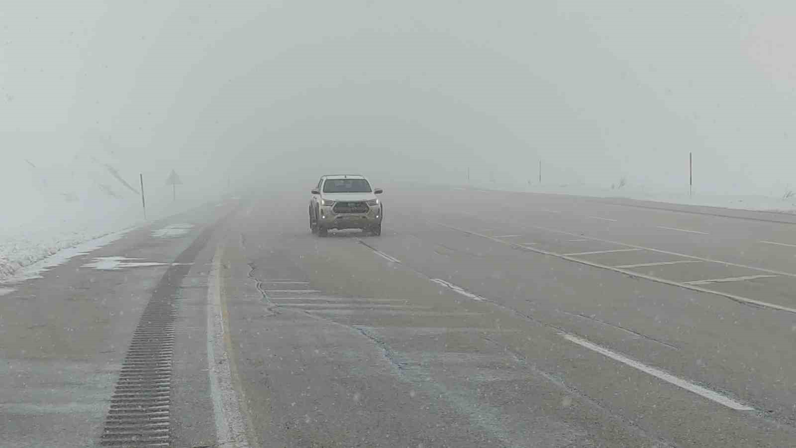 Van&rsquo;da sis ve kar yağışı y&uuml;ksek kesimlerde etkiliyor
