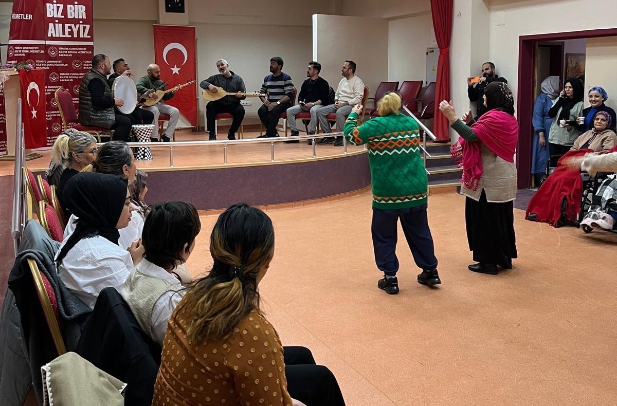 Engelsiz Yaşam Merkezi sakinlerine t&uuml;rk&uuml; ziyafeti
