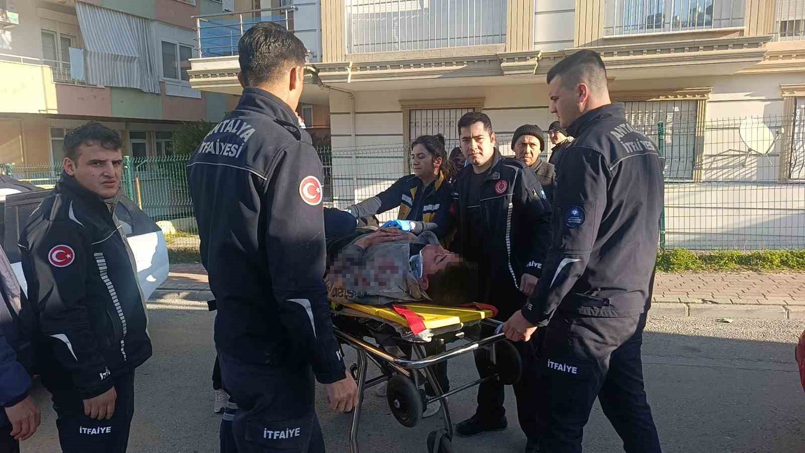 Antalya’da otomobil elektrik direğine çarptı: 3 yaralı